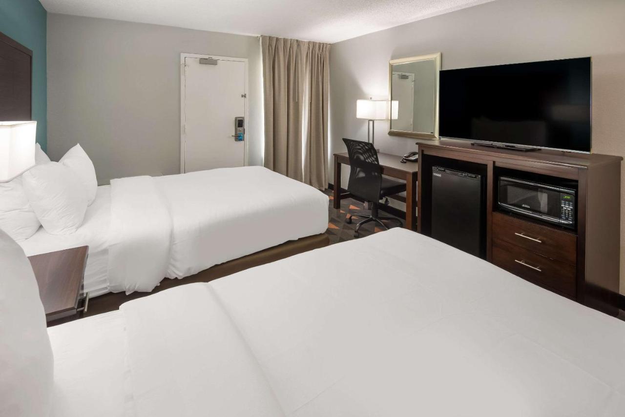 Отель Clarion Pointe Indianapolis Northeast Каслтон Экстерьер фото