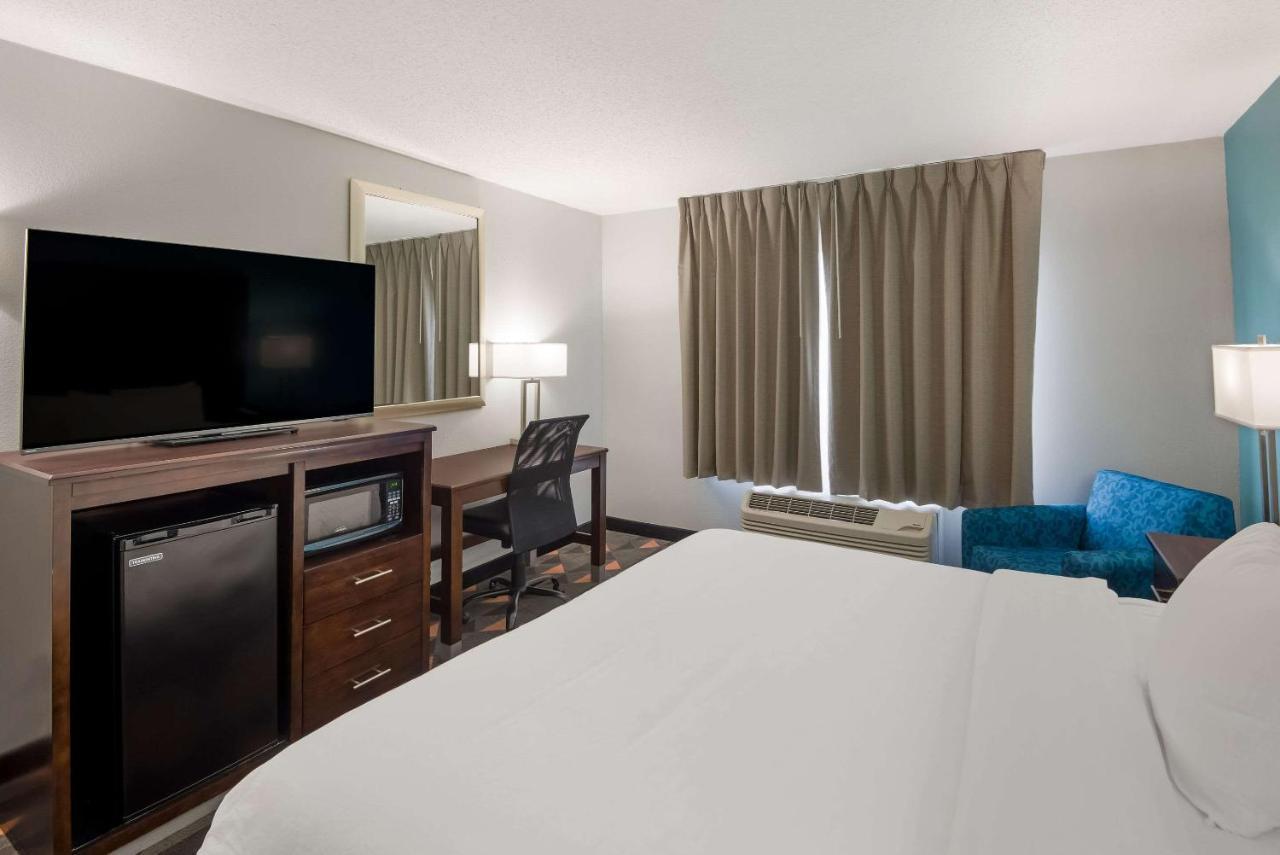 Отель Clarion Pointe Indianapolis Northeast Каслтон Экстерьер фото