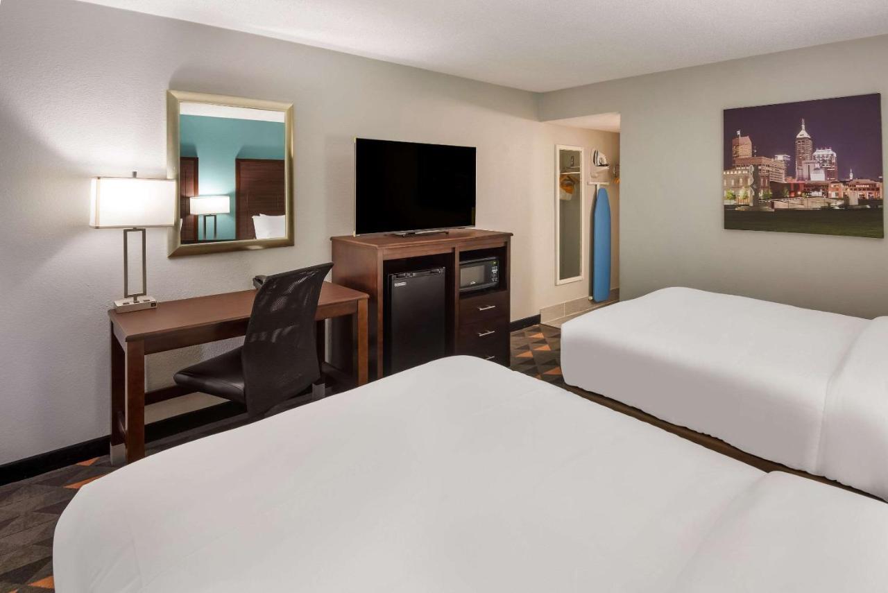 Отель Clarion Pointe Indianapolis Northeast Каслтон Экстерьер фото