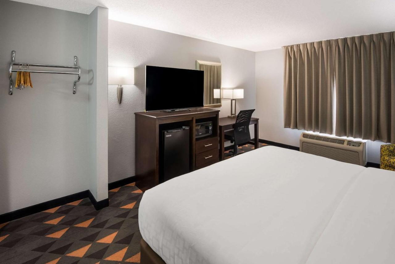 Отель Clarion Pointe Indianapolis Northeast Каслтон Экстерьер фото