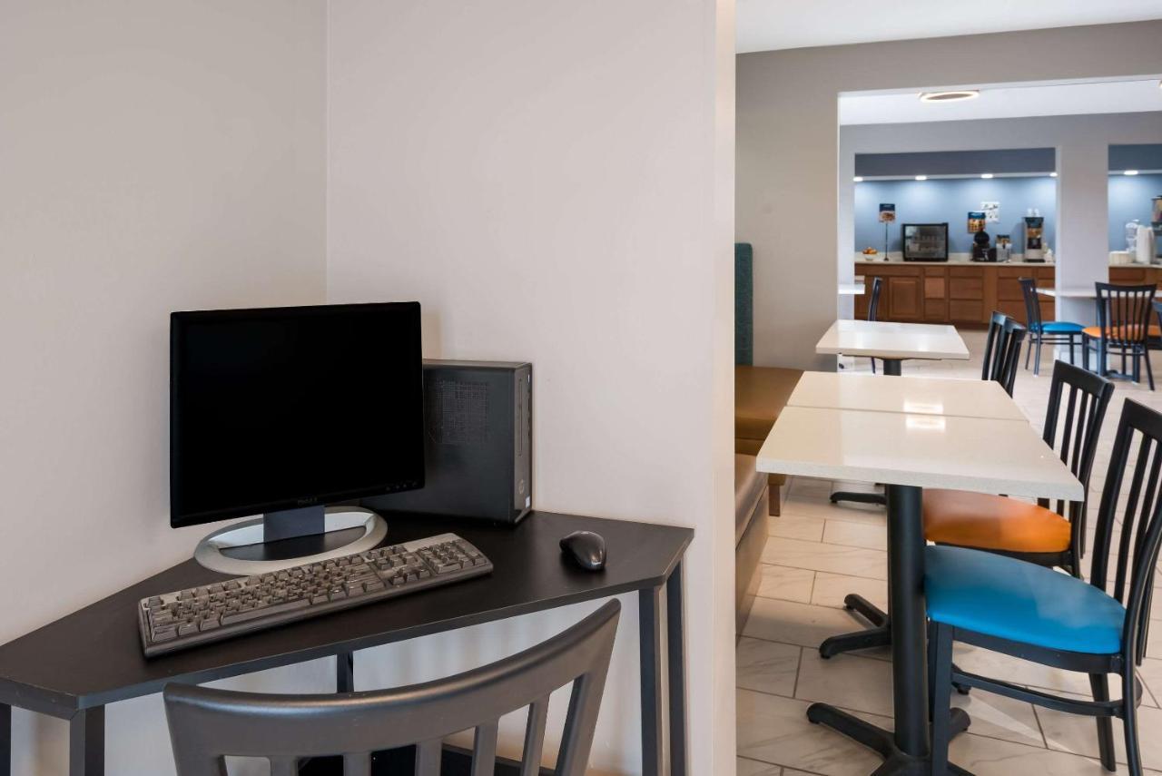 Отель Clarion Pointe Indianapolis Northeast Каслтон Экстерьер фото