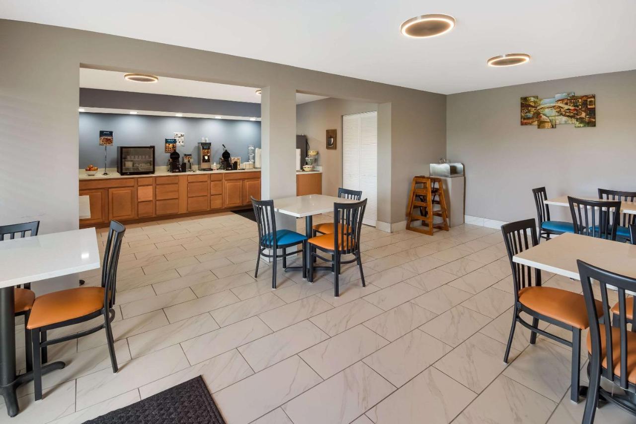 Отель Clarion Pointe Indianapolis Northeast Каслтон Экстерьер фото