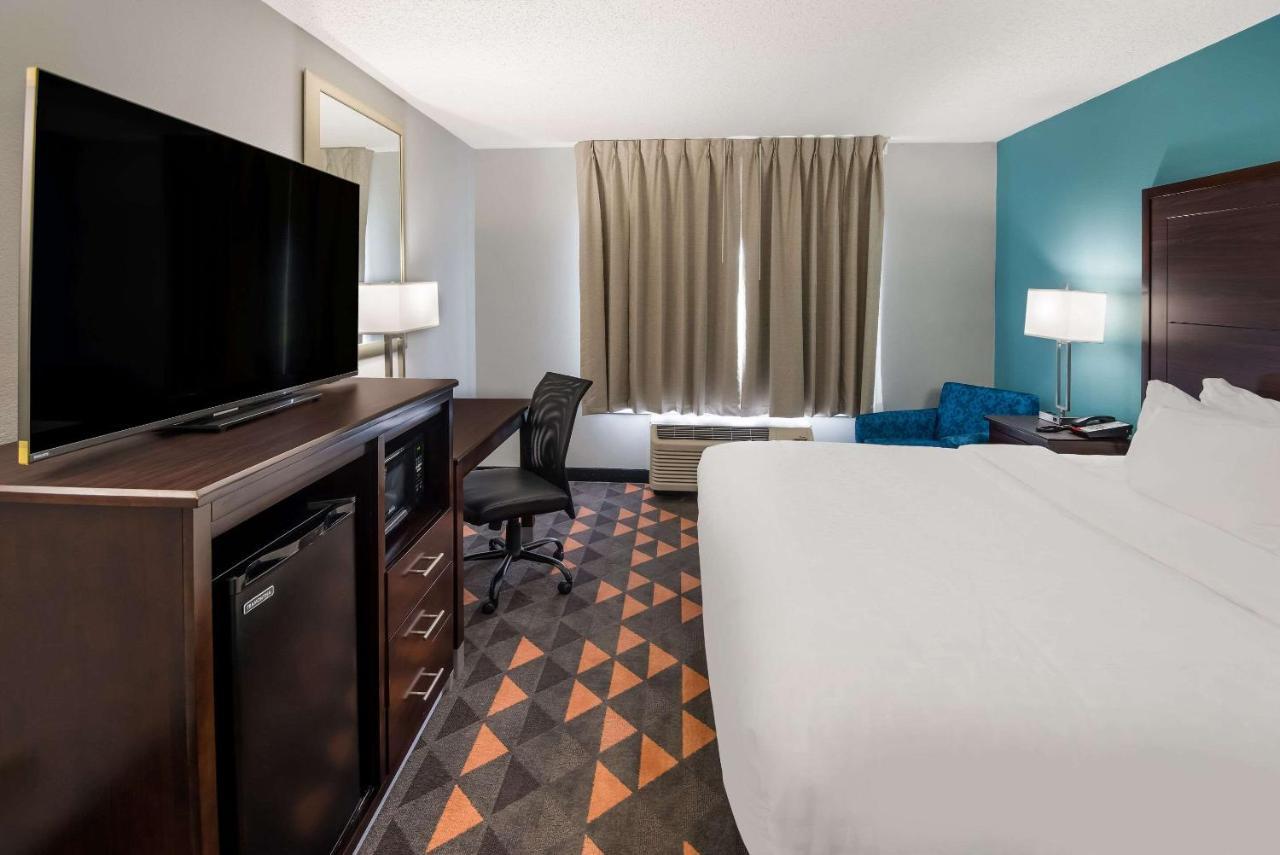 Отель Clarion Pointe Indianapolis Northeast Каслтон Экстерьер фото