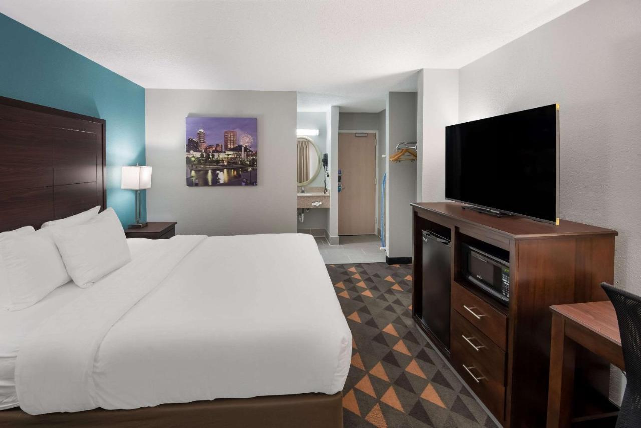 Отель Clarion Pointe Indianapolis Northeast Каслтон Экстерьер фото