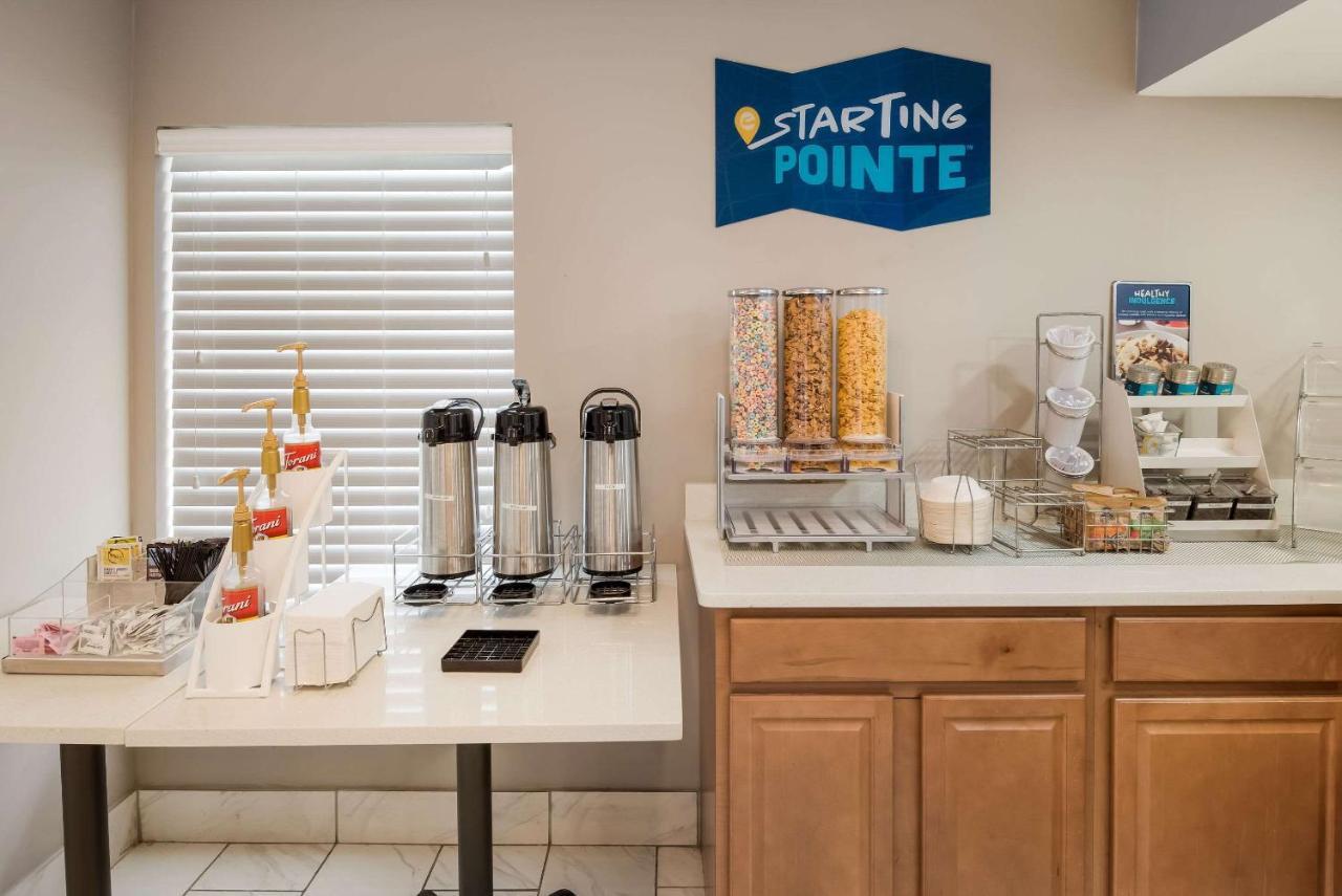 Отель Clarion Pointe Indianapolis Northeast Каслтон Экстерьер фото