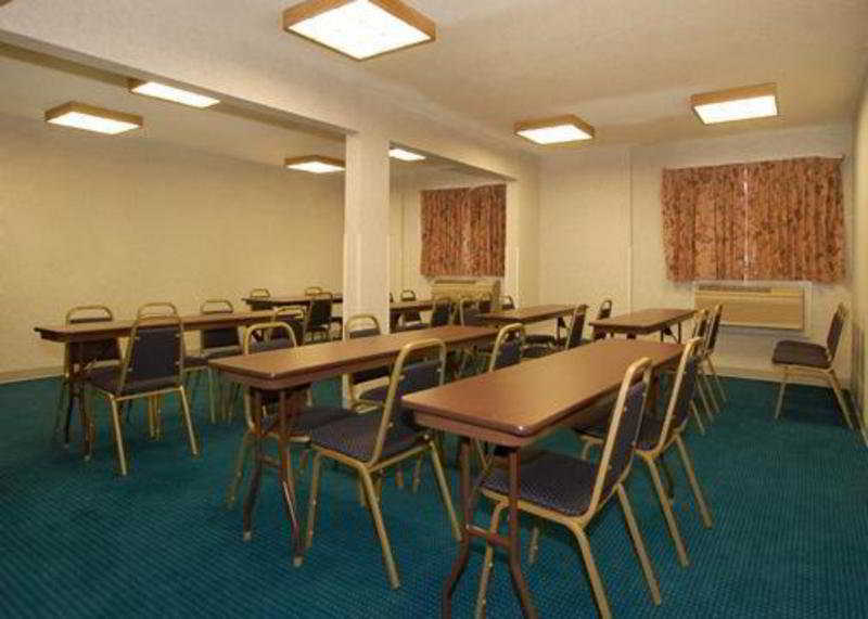Отель Clarion Pointe Indianapolis Northeast Каслтон Экстерьер фото