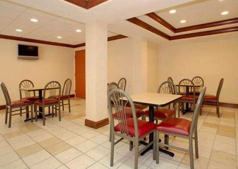 Отель Clarion Pointe Indianapolis Northeast Каслтон Экстерьер фото