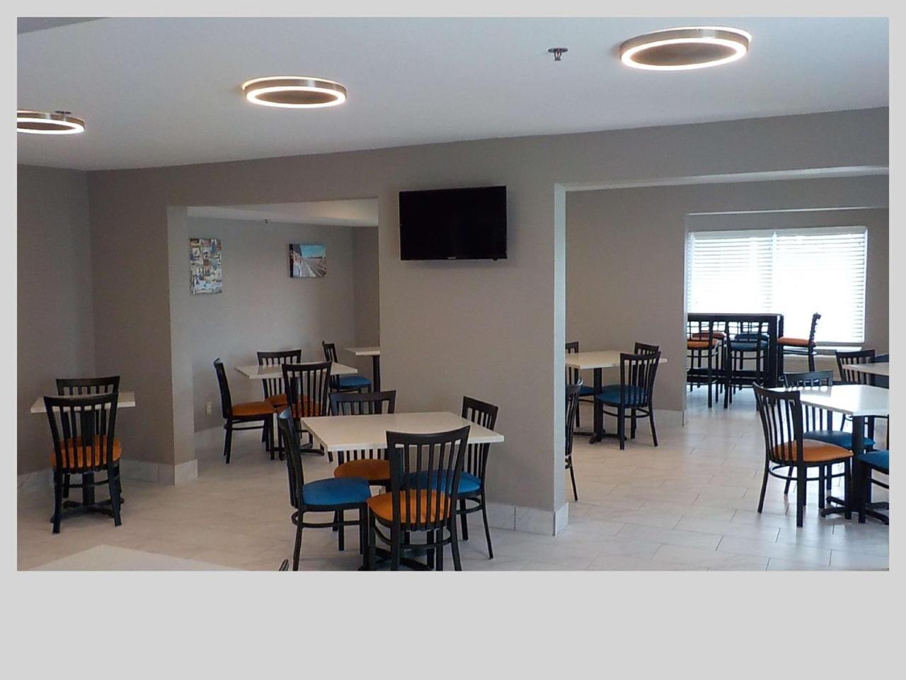 Отель Clarion Pointe Indianapolis Northeast Каслтон Экстерьер фото